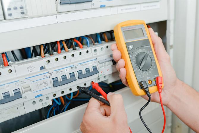 Electrician in Borehamwood doing an electrical safety test